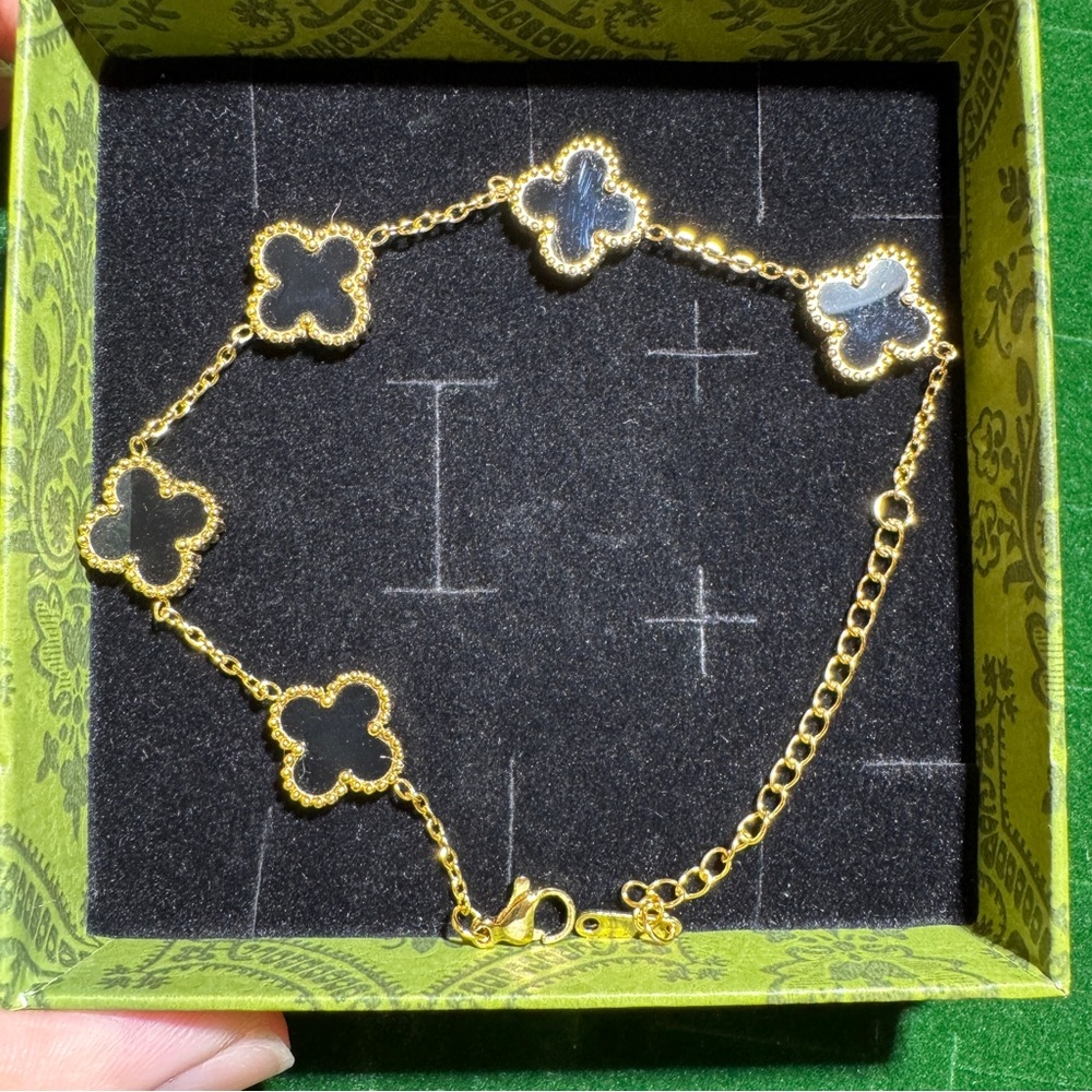 Elegant Gold and Black Clover Bracelet